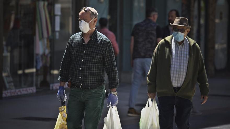 Mascarillas de todos los colores en Asturias en el primer día de uso obligatorio