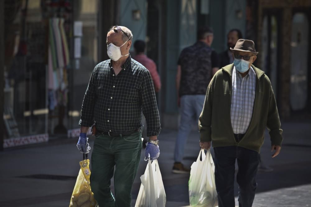 Mascarillas de todos los colores en Asturias en el primer día de uso obligatorio