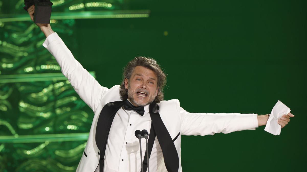 GRANADA, 08/02/2025.- El actor Salva Reina, Goya a Mejor Actor de Reparto por &quot;El 47&quot;, durante la gala de la 39 edición de los Premios Goya de la Academia de Cine que se celebra este sábado en el Palacio de Congresos y Exposiciones de Granada. EFE/ Julio Muñoz.