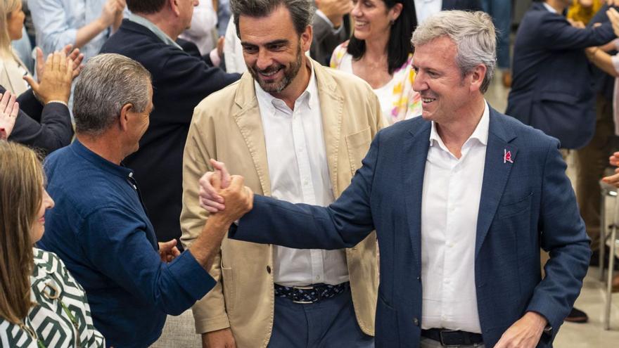 Rueda, a la derecha, con el líder presidente del PP coruñés, Diego Calvo, a su izquierda.   | // LA OPINIÓN