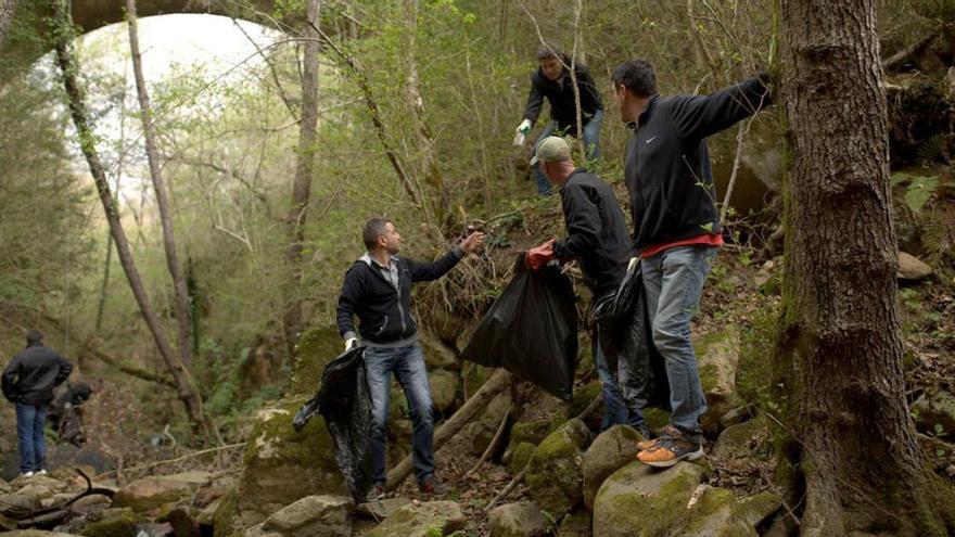 Treuen 600 quilos de deixalles de la llera de la riera d&#039;Osor