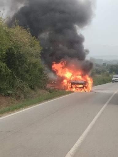 Espectacular incendi d'un cotxe a Rupià