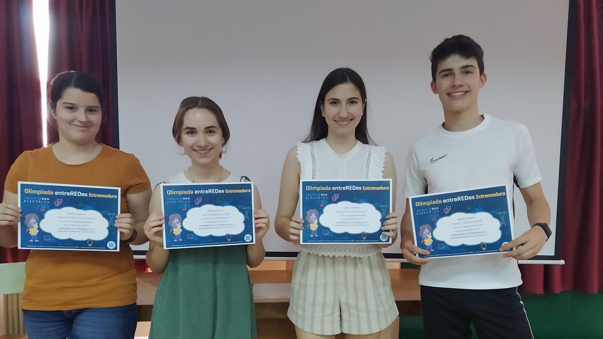 Los ganadores del concurso EntreREDes del colegio San Calixto de Plasencia.
