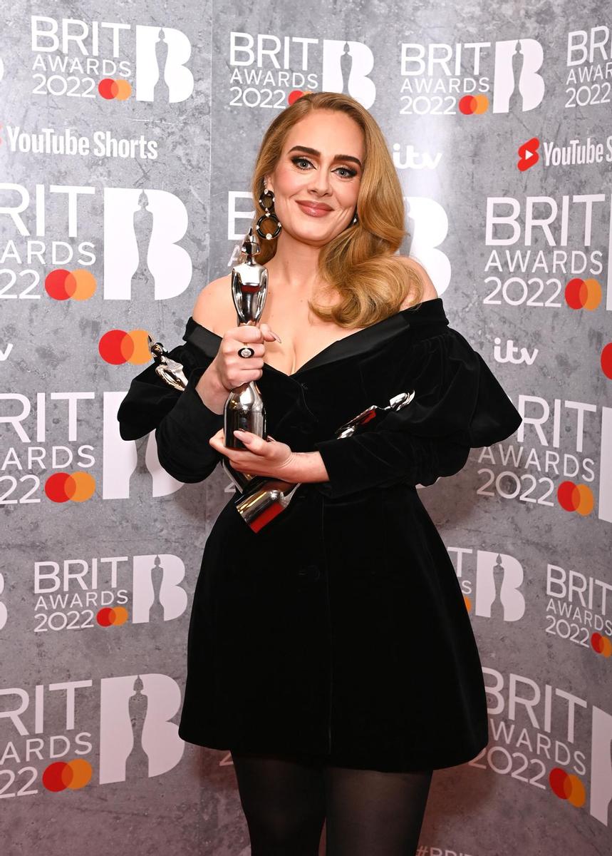 Adele, con uno de los Brit Awards 2022