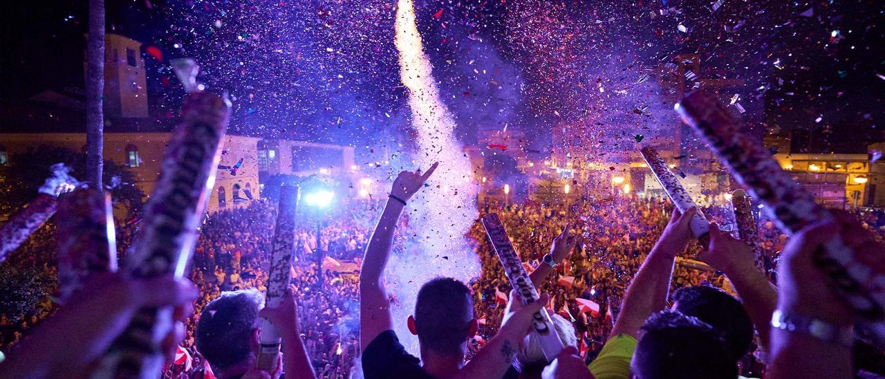 Estalla la fiesta en el Port de Sagunt con el chupinazo.