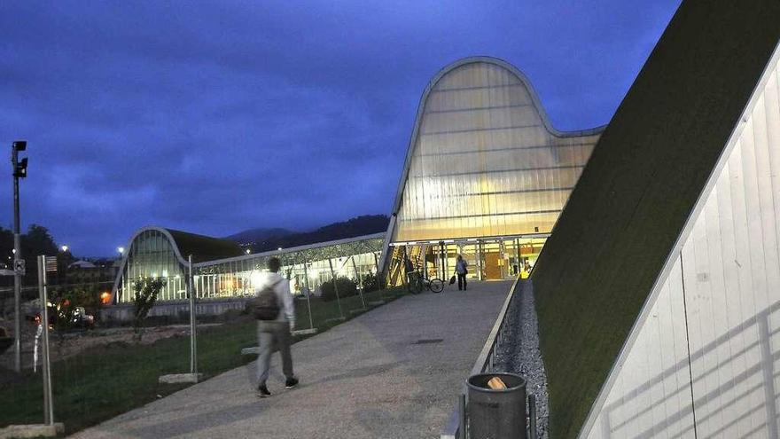 El centro deportivo, con el solar donde se levantaba el acuartelamiento a la izquierda.