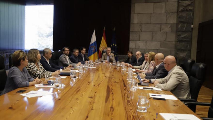 Reunión del presidente del Gobierno de Canarias, Ángel Víctor Torres, con representantes del sector turístico y del Cabildo de Tenerife.