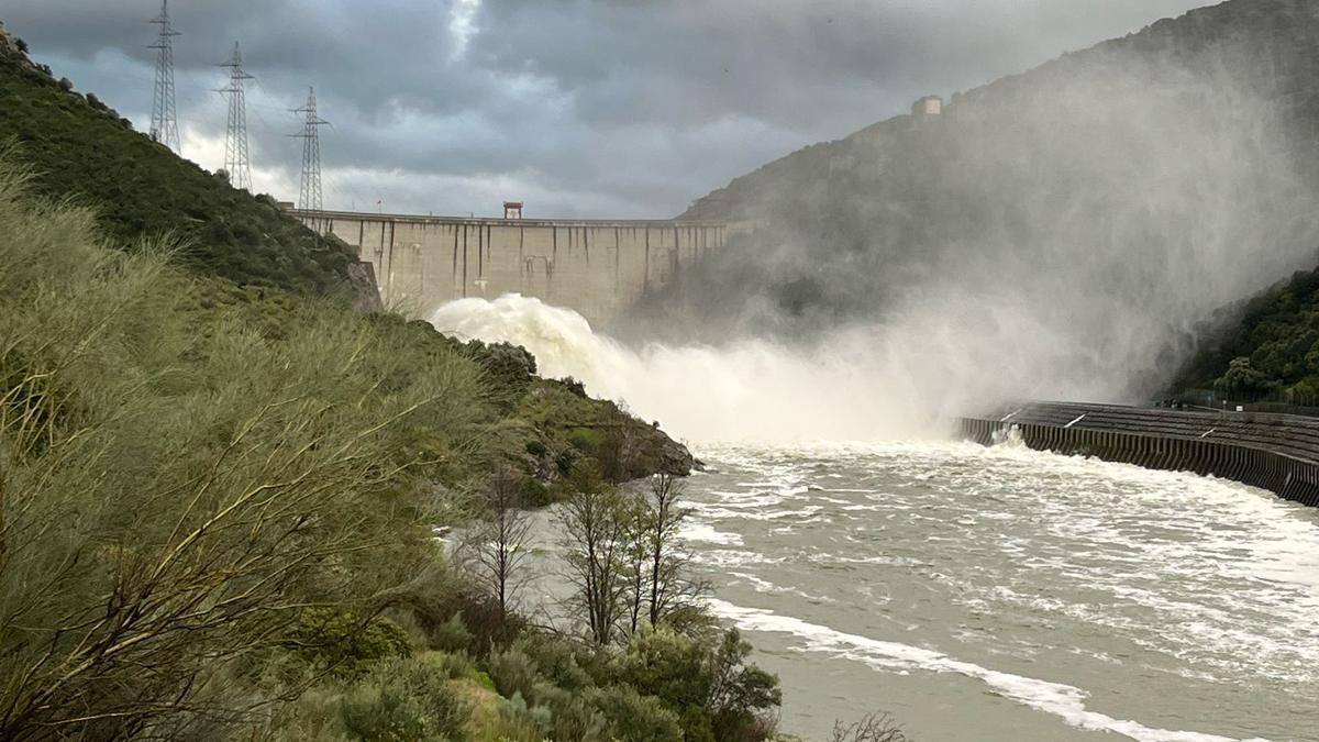 El embalse de Valdecañas, con las compuertas abiertas tras un tren de borrascas.