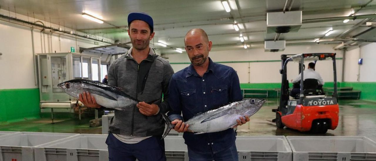 El patrón del «Siempre Peco», Julián González Lorenzo, y Armando Prendes, de Alimerka, con sendos bonitos en sus manos.