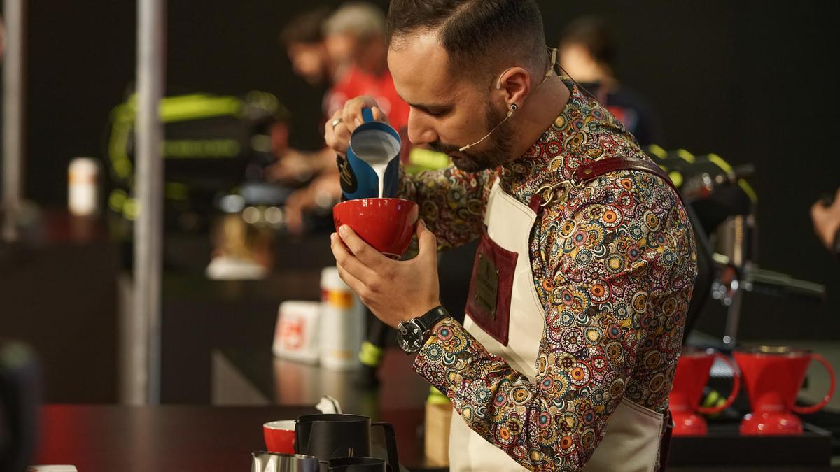 El barista Héctor Hernández en la semifinal de la World Latte Art Championship de 2019, en Berlín.