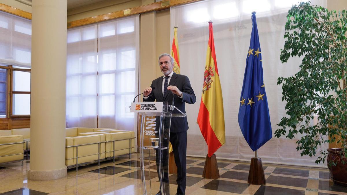El presidente de Aragón, Jorge Azcón, ha comparecido en la Sala de Columnas del Pignatelli tras conocerse el acuerdo entre el PSOE y ERC.