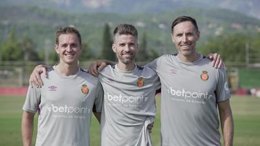 Los accionistas Stuart Holden, Kyle Martino y Steve Nash, con la camiseta del Mallorca en Son Bibiloni