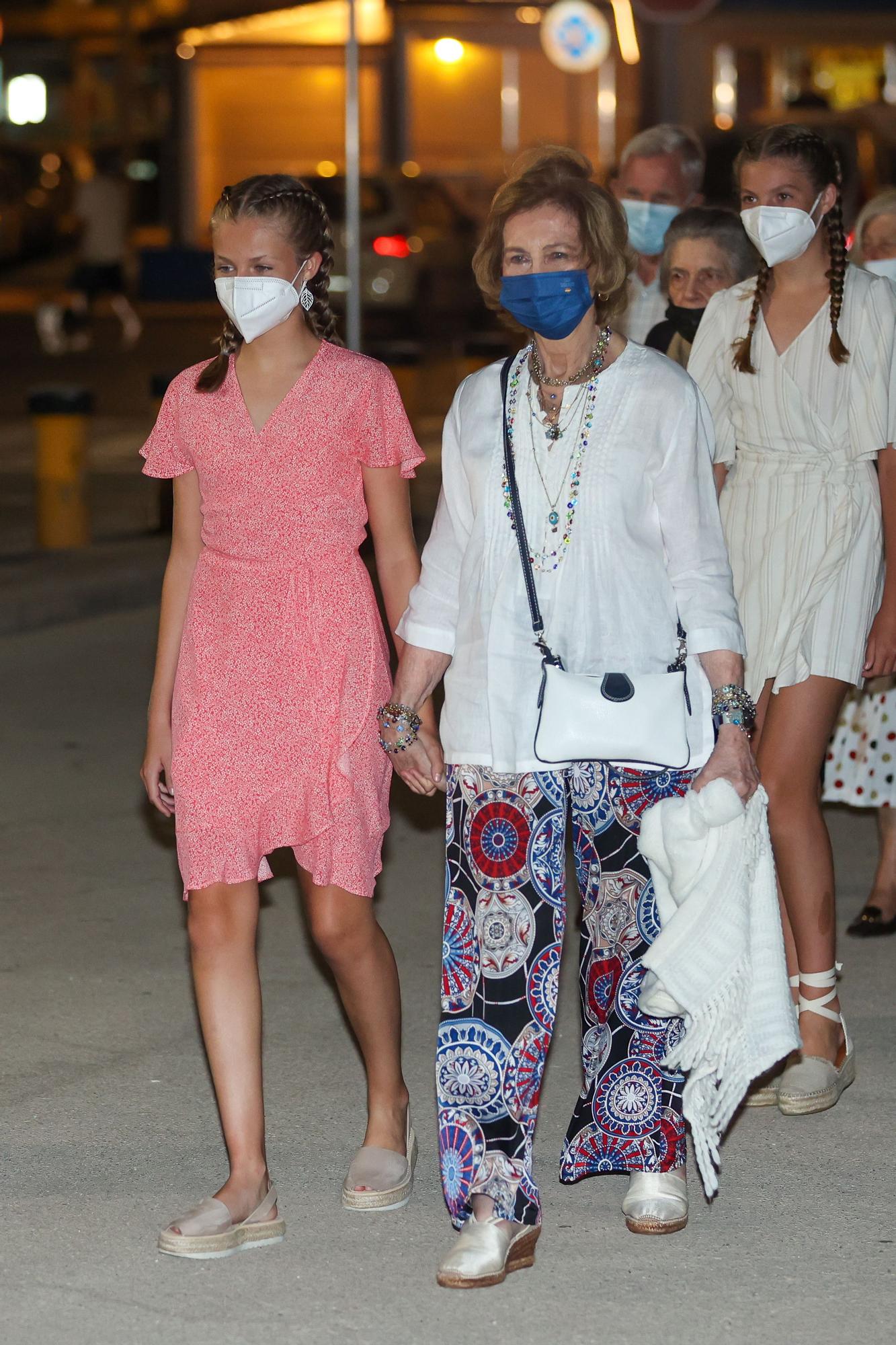 La reina Sofía reaparece en Palma de la mano de sus nietas en una cena de la Familia Real