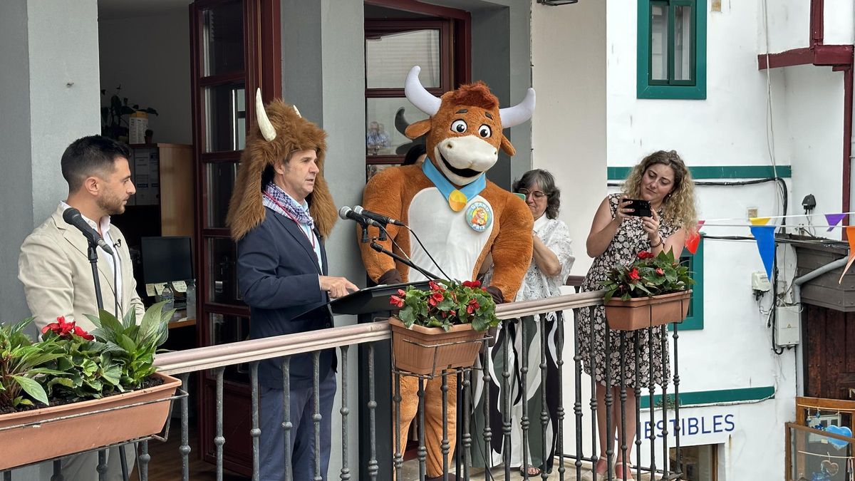 VÍDEO: El pregón más divertido de las fiestas de San Pedro de Cudillero: viaje al Gran Prix y mugidos de vaca