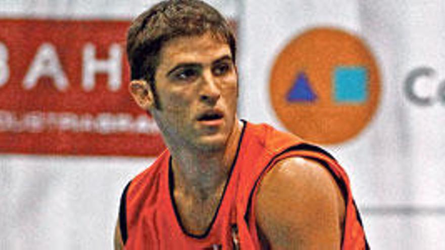 El base Sergio Alonso en uno de sus controles del juego para el Bàsquet Mallorca.