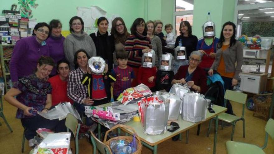 Madres e hijos en el centro San Félix haciendo los disfraces de cohete.