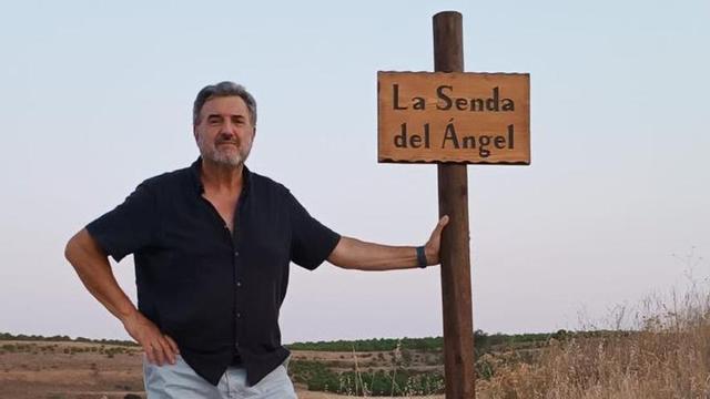 Ángel Bragado, de "Vive Valdefinjas", en la Senda del Ángel que él promovió hasta el Teso de la Cruz