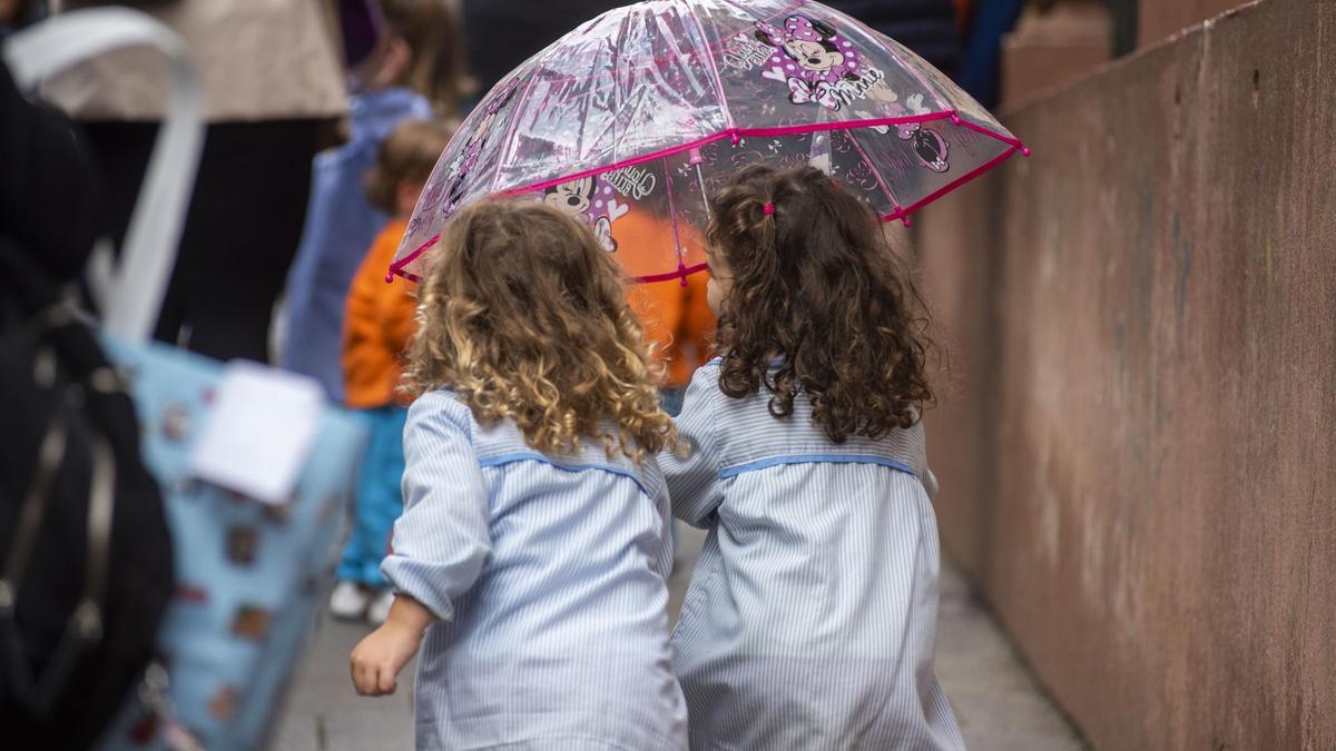 Dos niñas camino del colegio.