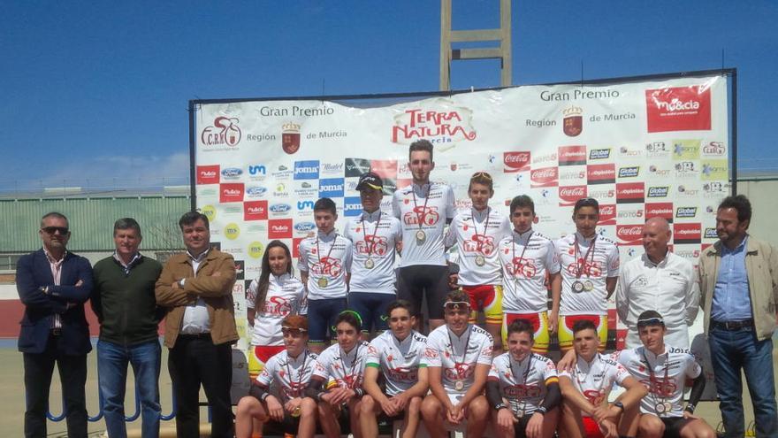 Los campeones regionales posan en el podio con sus maillots.