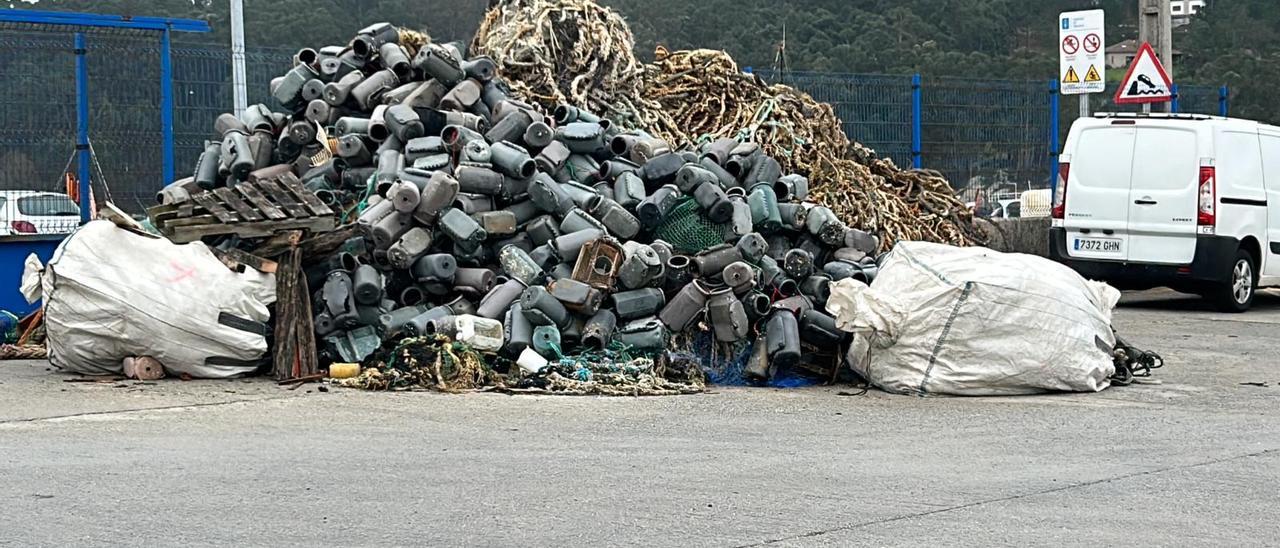 Los residuos acumulados en Porto Meloxo desde primavera.