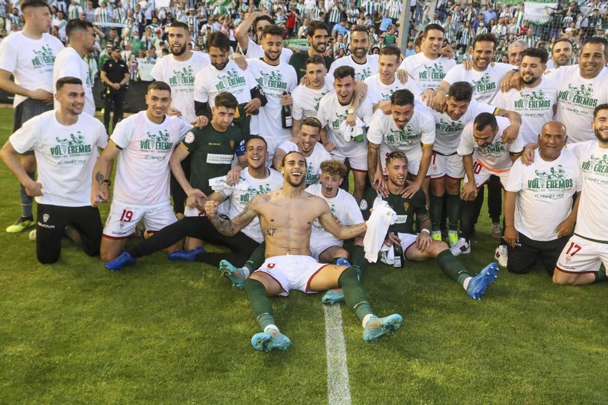Los jugadores y técnicos celebran el ascenso de Mérida.