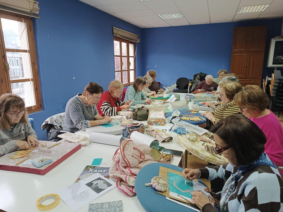 Un taller de encaje de bolillos.