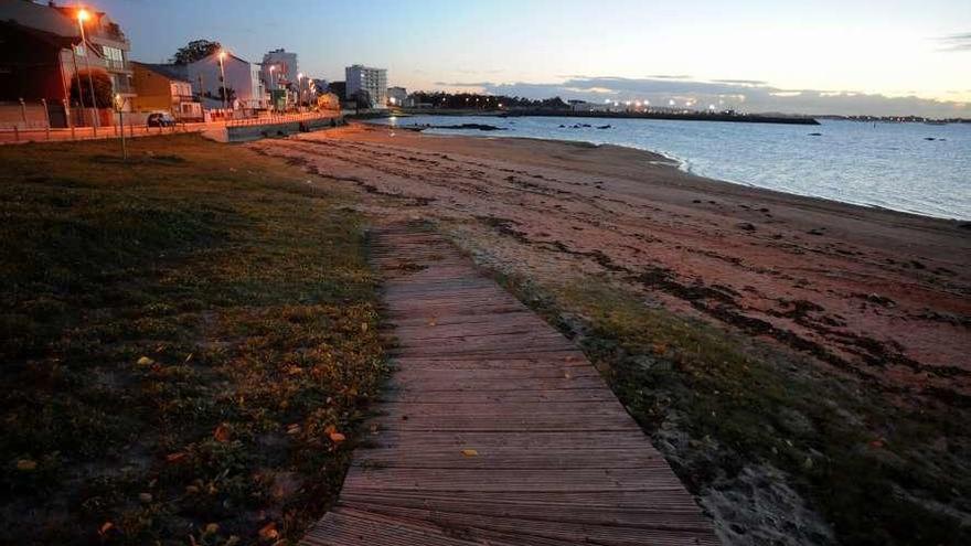 Playa de A Braña, en Vilanova de Arousa. // Iñaki Abella