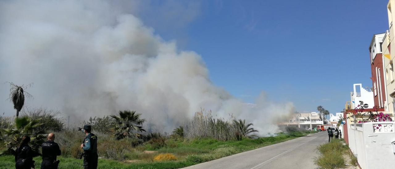Incendio en la orilla noreste de la laguna de Torrevieja junto a la urbanización Lagosal