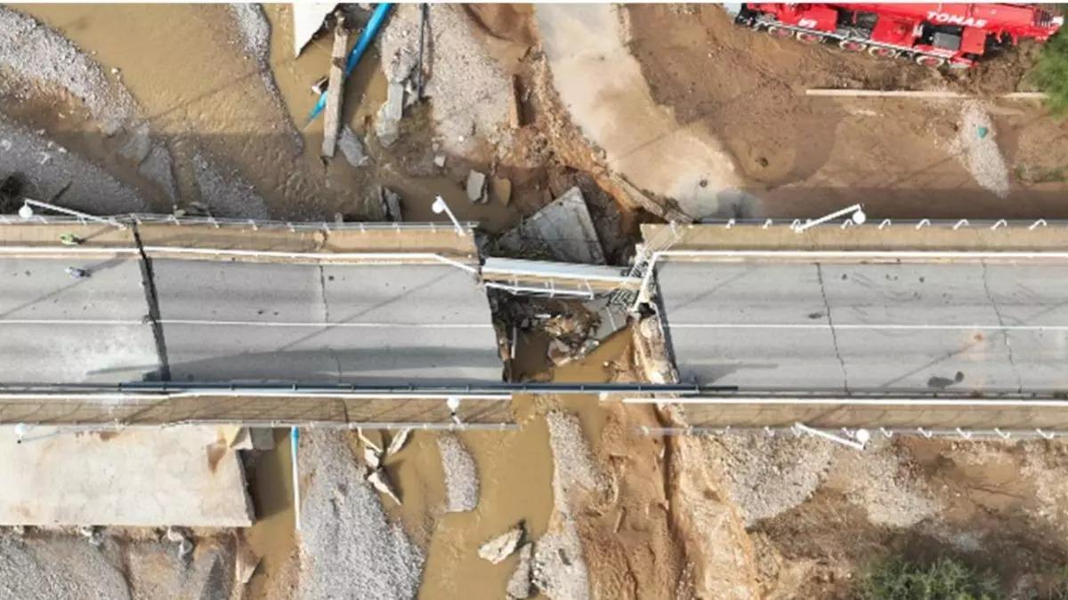 Vista aérea del puente de Carlet destrozado por la dana