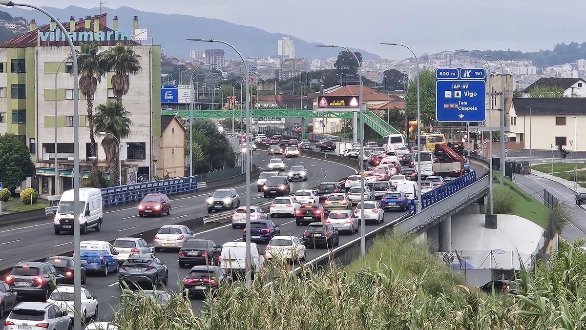 Colas kilométricas en la AP-9 en Vigo por un accidente en el túnel de A Madroa