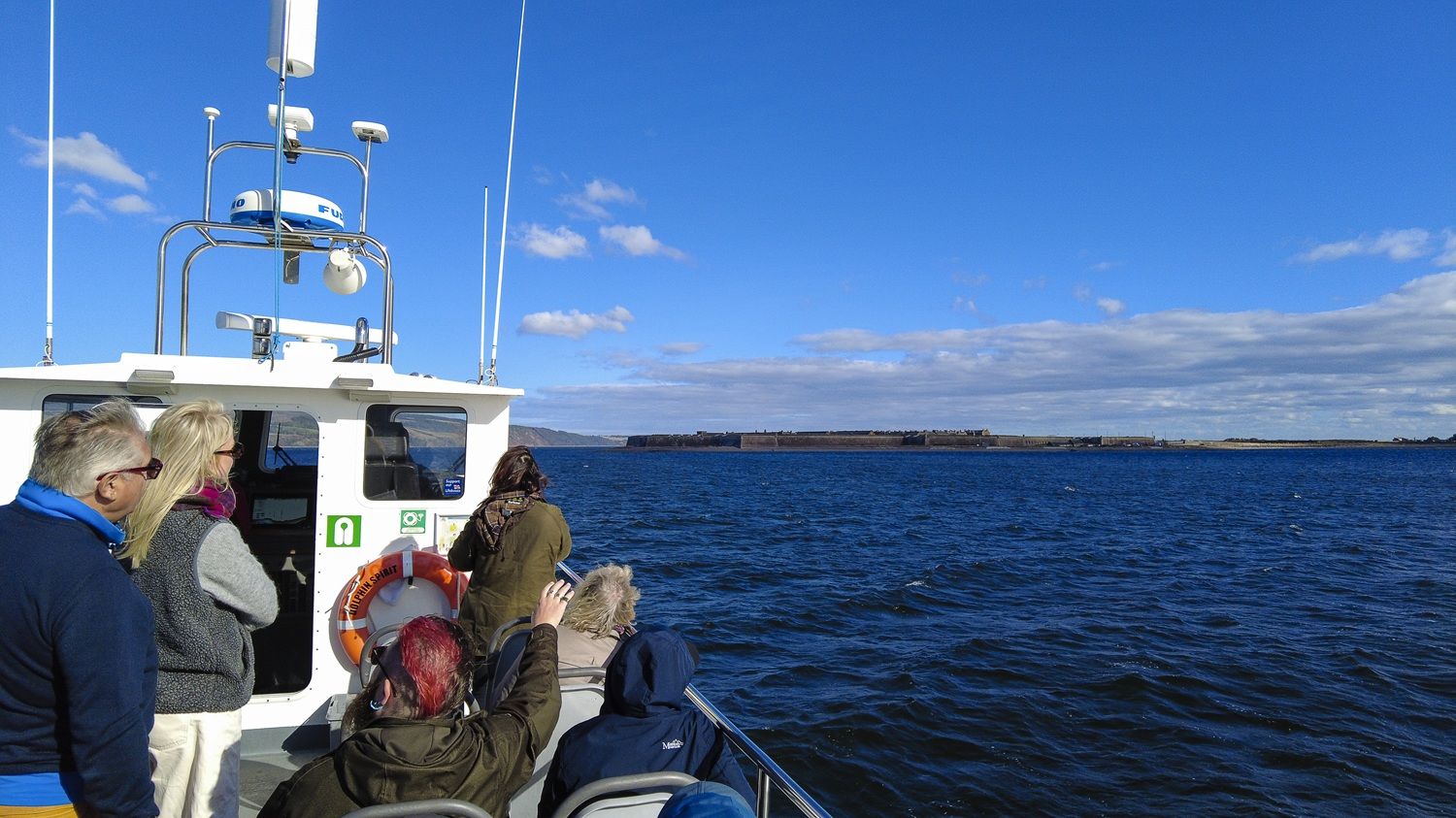 Crucero de Dolphin Spirit por el estuario de Moray. Al fondo, Fort George.