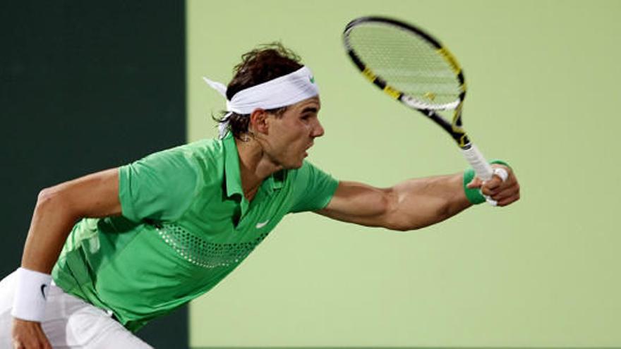 Nadal inaugura el 2010 con una victoria ante su compatriota David Ferrer (7-6(2) y 6-3).