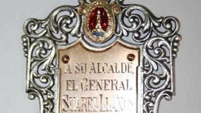 Arriba, Suárez Llanos y abajo placa que acompaña a la medalla (derecha).