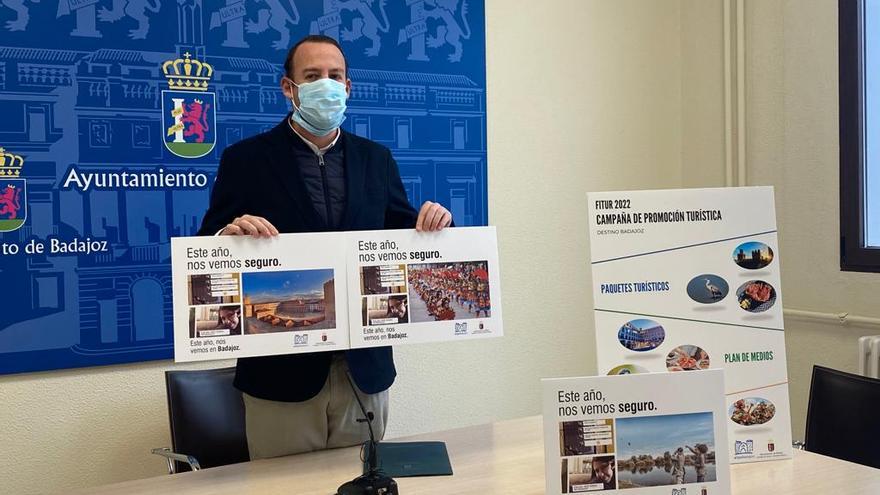 El concejal de Turismo de Badajoz, Jaime Mejías, ayer, con material de la campaña.