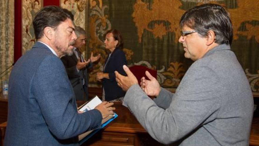 El alcalde, el popular Luis Barcala, conversa con el portavoz de Guanyar, Miguel Ángel Pavón.