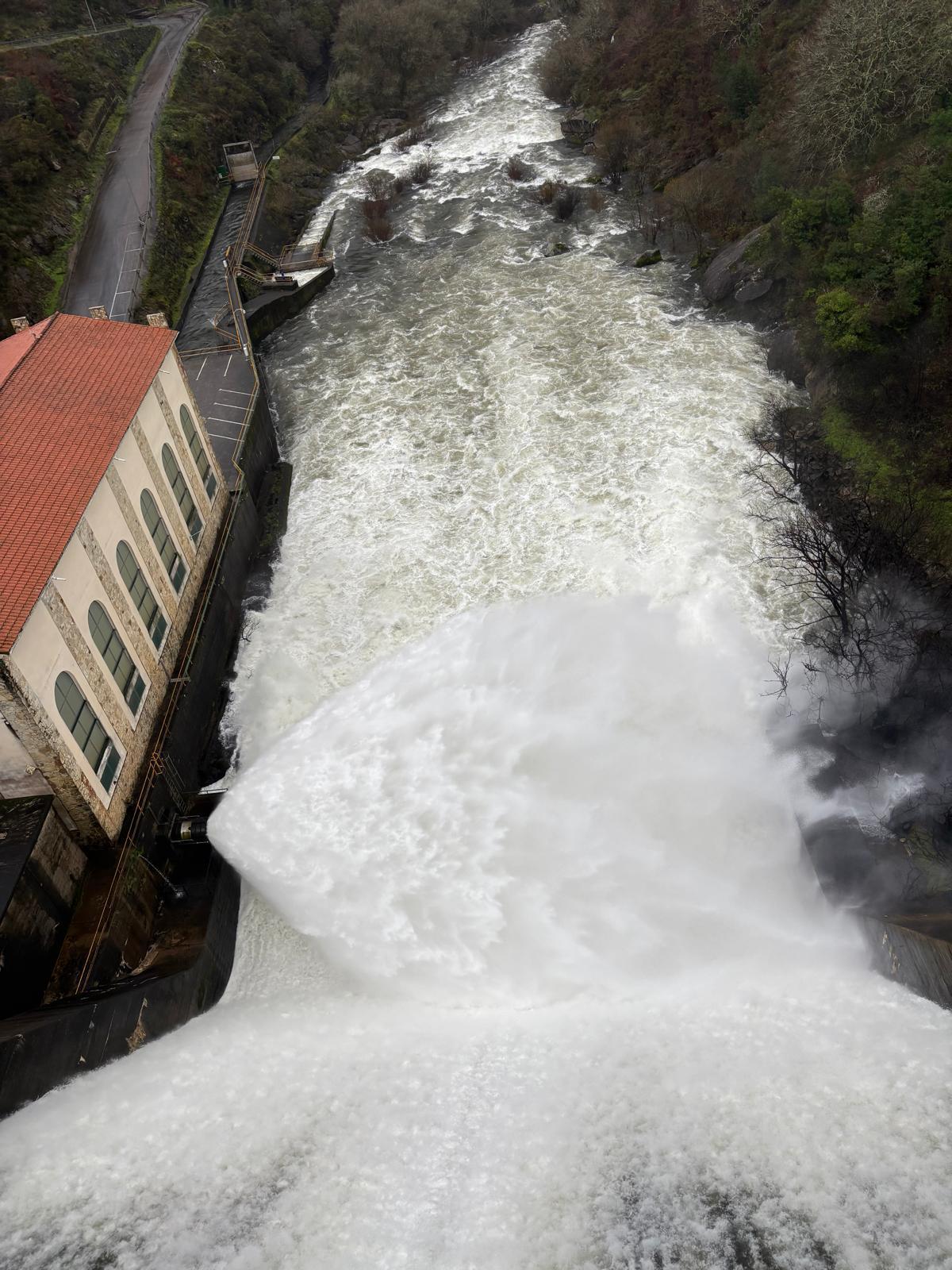 Apertura de compuertas del embalse del Tambre, en Noia.