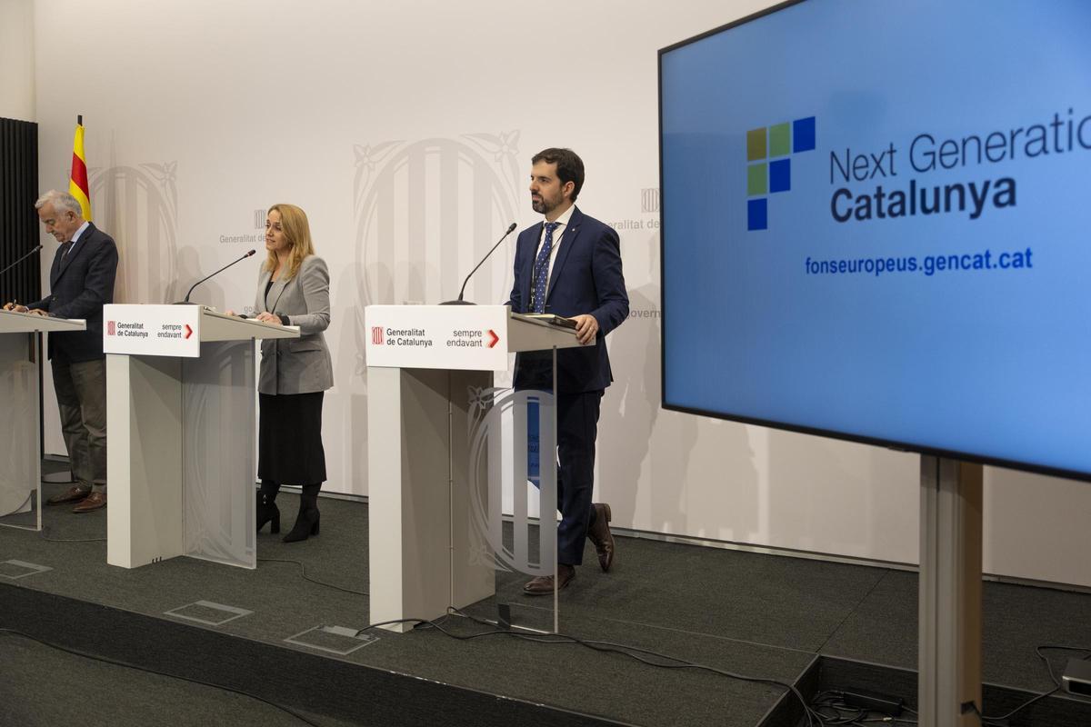 La consellera dEconomia, Natàlia Mas (c), el secretario de Asuntos Económicos, Miquel Puig (i) y el director general de Fondos Europeos, Aleix Cubells (d), en una rueda de prensa el 18 de diciembre.