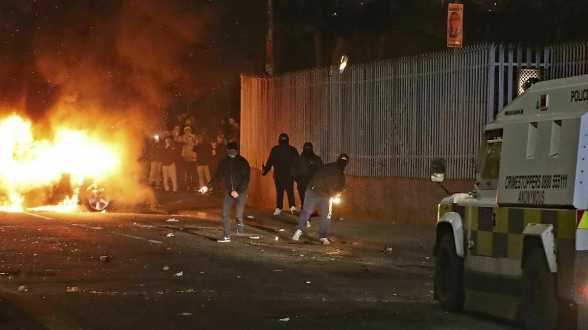 Enfrentamientos entre manifestantes y policía en Londonderry (Irlanda del Norte), la noche del sábado.