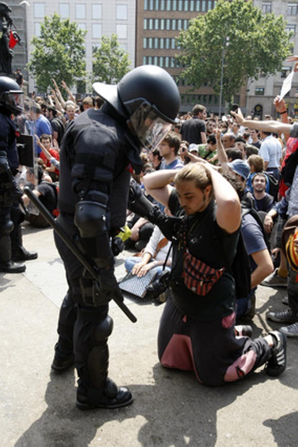 El desallotjament de la plaça de Catalunya, vist per Ricard Cugat.