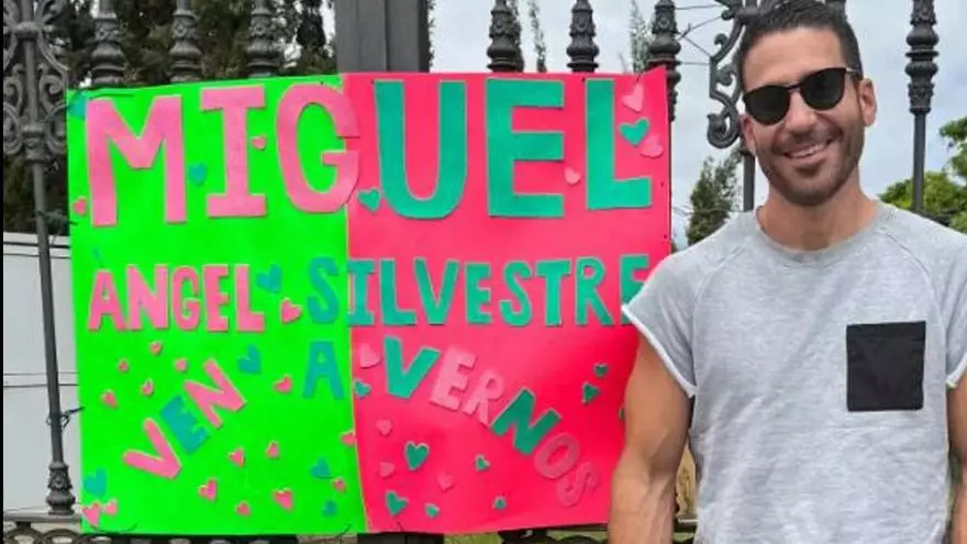 El aplaudido gesto de Miguel Ángel Silvestre con los niños de un colegio en Gran Canaria