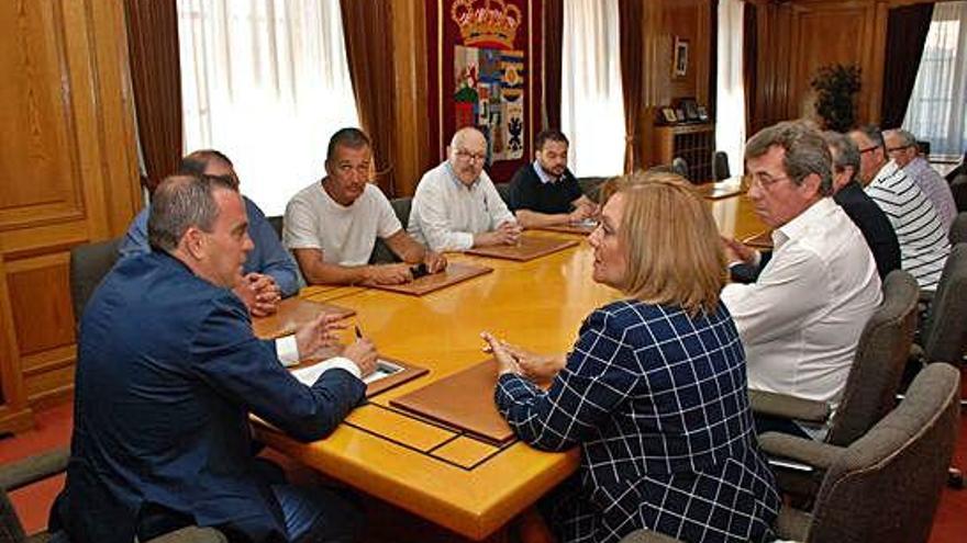 El presidente de la Diputación, Francisco José Requejo, reunido con la cúpula de la Junta pro Semana Santa.