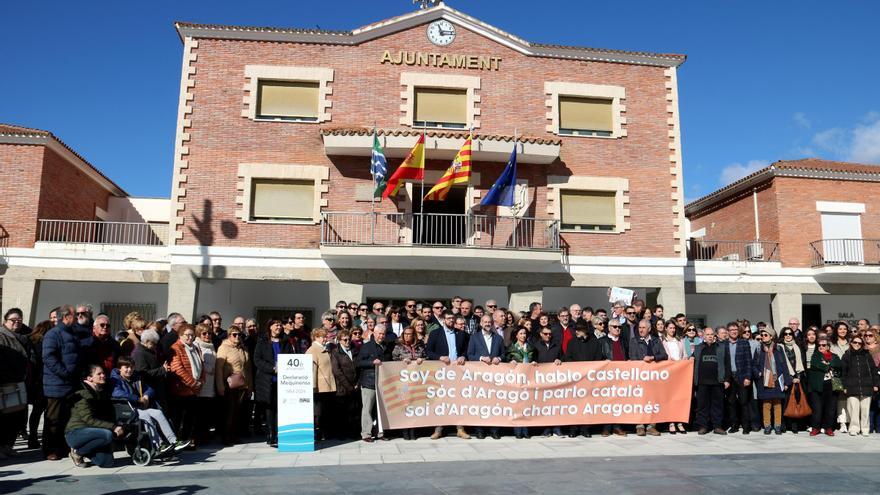 Unas 300 personas se concentran en Mequinenza para defender el catalán y el aragonés como lenguas propias de Aragón