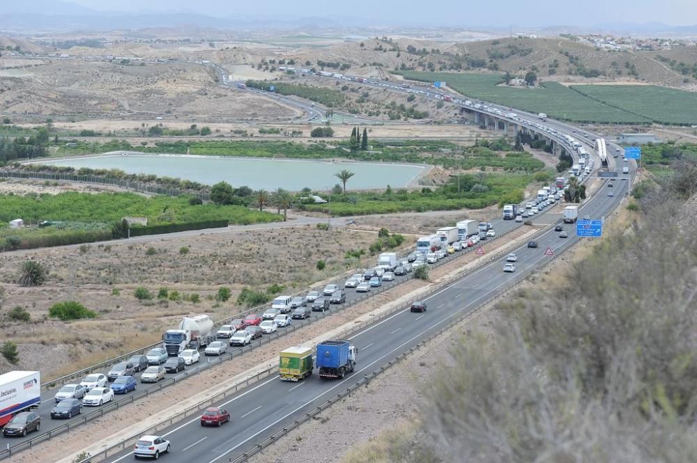 Atascos kilométricos tras el accidente de una furgoneta en la A7