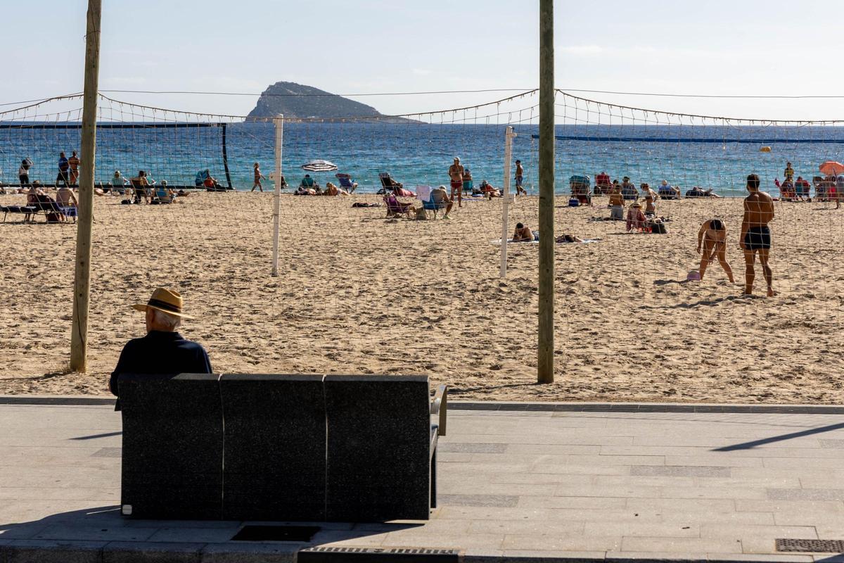 Playa de la Cala de Finestrat, con la isla de Benidorm en frente.