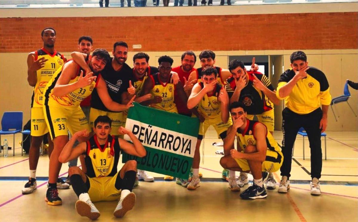 El Peñarroya celebra la victoria en Badajoz.