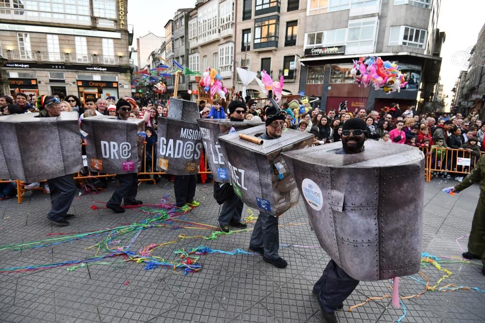 El desfile de Carnaval inunda de gente, color y humor el centro de Pontevedra