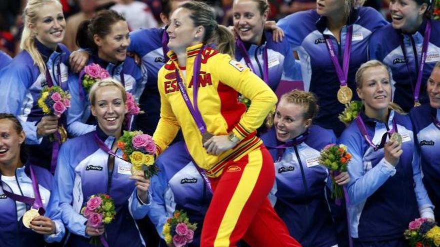 Vanessa Amorós pasa por delante de la selección noruega con su medalla en el pecho.