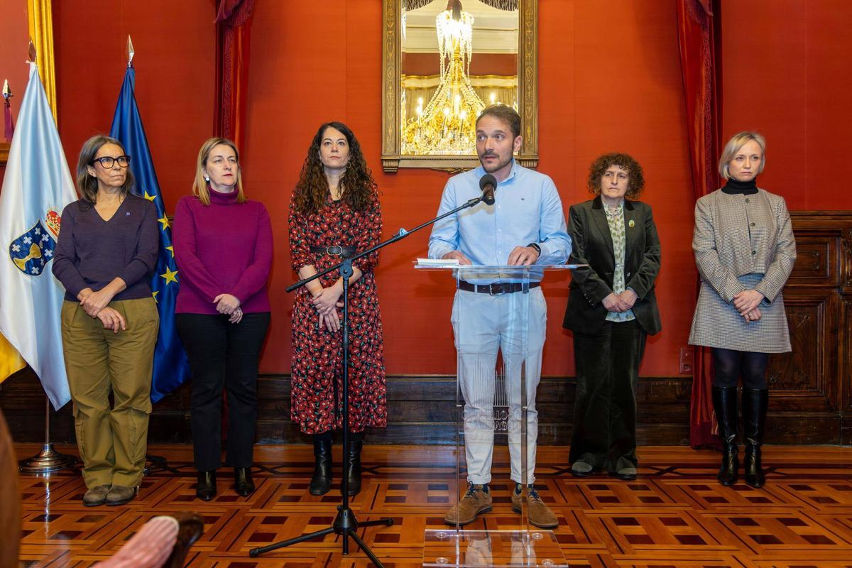 Rosón, Louzao, Rozas, Rubio, Sanmartín e Abal durante a lectura da Declaración institucional