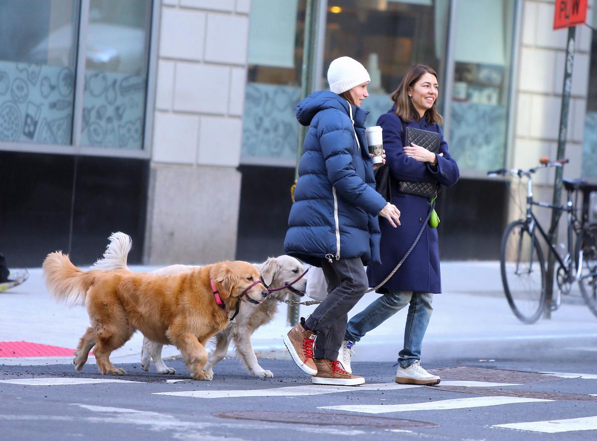 Sofia Coppola pasea con sus perros