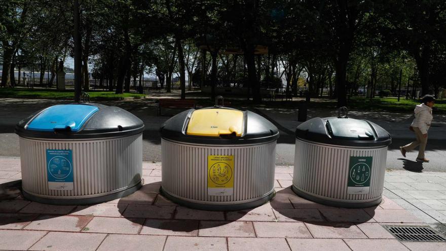 Contenedores soterrados en el parque del Muelle de Avilés. | Mara Villamuza